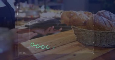 Kredi kartıyla ödeme yapan farklı insanların grafikleriyle veri işleme animasyonu. Küresel teknoloji, finans ve dijital arayüz kavramı dijital olarak oluşturulmuş video.