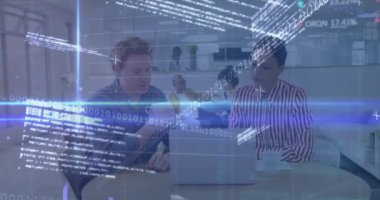 Ofiste çalışan iş adamları üzerinde finansal veri işleme animasyonu. Küresel iş bağlantıları dijital arayüz ve teknoloji konsepti dijital olarak oluşturulmuş video.