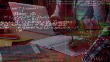 Bilgisayarı kullanan kişi üzerinde veri işleme animasyonu. Küresel bilim, bağlantılar, veri işleme ve dijital arayüz kavramı dijital olarak oluşturulmuş video.