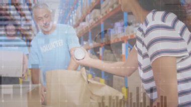 Çeşitli depo çalışanları üzerinde finansal veri işleme animasyonu. Küresel ağlar, ortam ve dijital arayüz kavramı dijital olarak oluşturulmuş video.