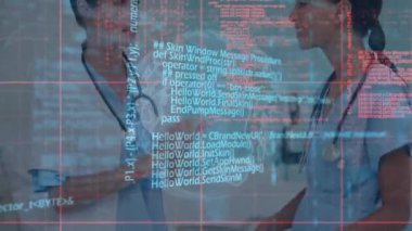 Kameraya gülümseyen çeşitli kadın doktorların üzerinde küresel ve veri işleme animasyonu. Sağlık, tıp ve teknoloji konsepti dijital olarak üretilen video.