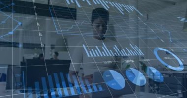 Bilgisayarlı Afro-Amerikan kadının finansal verilerinin ve grafiklerinin animasyonu. İş, finans, ekonomi ve teknoloji konsepti dijital olarak oluşturulmuş video.