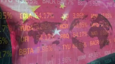 Çin bayrağı üzerinde veri işleme ve dünya haritası animasyonu. Ulusal bayraklar ve vatanseverlik kavramı dijital olarak oluşturuldu.