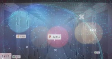 Sunucu odasında sosyal medya simgelerinin canlandırılması. Dijital olarak oluşturulmuş küresel bağlantılar, veri işleme ve dijital arayüz kavramı.