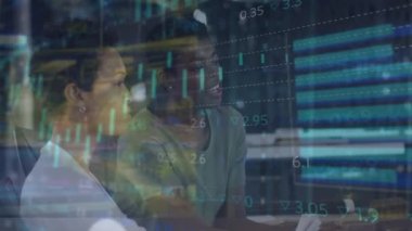 Ofisteki çeşitli iş adamları üzerinde finansal veri işleme animasyonu. Küresel iş ve dijital arayüz kavramı dijital olarak oluşturulmuş video.