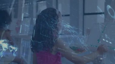 Çeşitli öğrencilerin öğrenmesi üzerine veri işleme animasyonu. Küresel eğitim ve dijital arayüz kavramı dijital olarak oluşturulmuş video.