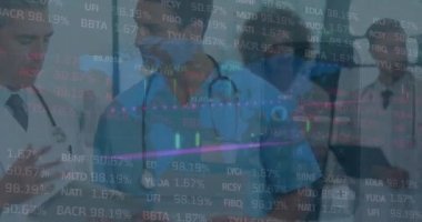 Gülümseyen beyaz erkek doktor üzerinden finansal veri işleme animasyonu. Küresel bağlantılar iş dünyası dijital arayüz teknolojisi ve dijital olarak oluşturulan ağ konsepti.