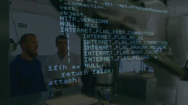 Erkek mühendisler ve robotlar üzerinde veri işleme animasyonu. Bilim, robot bilimi, mekanik ve teknoloji konsepti dijital olarak oluşturulmuş video.