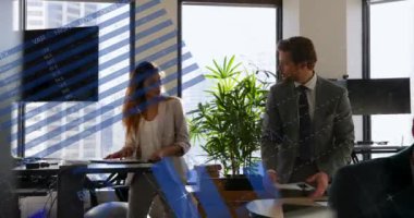 Ofisteki çeşitli iş adamları üzerinde veri işleme animasyonu. Küresel iş, bilgisayar ve dijital arayüz kavramı dijital olarak oluşturulmuş video.