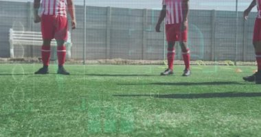 Futbolcuya tekme atma üzerine veri işleme animasyonu. Spor, rekabet, eğlence ve teknoloji konsepti dijital ortamda oluşturulmuş video.