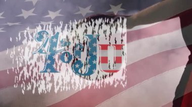 Amerika bayrağı üzerinde 4 Temmuz animasyonu ve Afro-Amerikan erkek basketbol oyuncusu. Bağımsızlık, özgürlük ve Amerikan vatanseverliği dijital olarak üretilen video konsepti.