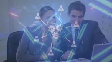 İki Kafkasyalı iş adamı üzerinde bağlantılar ve simgelerin animasyonu. Küresel iş, finans, veri işleme ve dijital arayüz kavramı dijital olarak oluşturulmuş video.