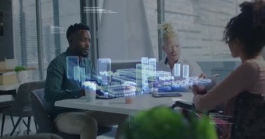 Çeşitli iş adamları üzerinde veri işleme ve dijital şehrin animasyonu. Küresel iş ve dijital arayüz kavramı dijital olarak oluşturulmuş video.