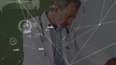 Çeşitli erkek doktor ve hastalar arasındaki bağlantı ağının animasyonu. Dijital olarak üretilen sağlık, tıp, bağlantılar ve teknoloji konsepti.