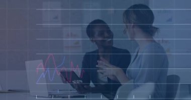 Ofisteki çeşitli kadın iş arkadaşlarının finansal verilerinin ve grafiklerinin animasyonu. İş, finans, ekonomi ve işbirliği konsepti dijital olarak oluşturulmuş video.