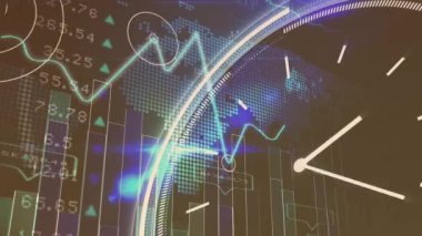 Saatteki animasyon, grafikler, dünya haritası ve siyah arka plandaki veriler. Zaman, iş, finans ve ekonomi kavramı dijital olarak oluşturulmuş video.