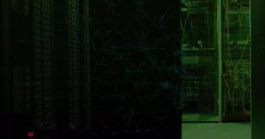 Sunucu odasında tarama ve veri işleme animasyonu. küresel iş ve dijital arayüz kavramı dijital olarak oluşturulmuş video.