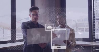 Ofiste çalışan çeşitli iş adamları üzerinde finansal verilerin ve simgelerin canlandırılması. İş, finans, ekonomi ve teknoloji konsepti dijital olarak oluşturulmuş video.