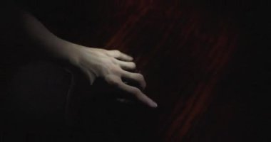 Karanlık uzayda el hareketinin animasyonu. Korku, korku ve cadılar bayramı konsepti dijital olarak oluşturulmuş video.