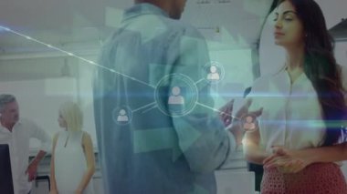 Ofisteki çeşitli iş arkadaşlarıyla olan bağlantıların animasyonu. İş, ağ, bağlantılar, işbirliği ve dijital olarak oluşturulmuş iletişim konsepti.