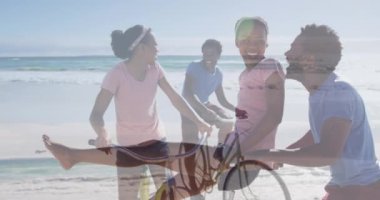 Deniz manzarası üzerinde bisikleti olan mutlu Afro-Amerikan çifti animasyonu. Tatiller, tatiller ve rahatlama konsepti dijital olarak oluşturulmuş video.
