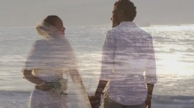 Yeni evli mutlu Afro-Amerikan çiftin deniz manzarası üzerindeki animasyonu. Tatiller, tatiller, aşk, ilişki ve evlilik konsepti dijital olarak oluşturulmuş video.