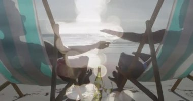 Mutlu Afro-Amerikan çiftin güneşli yataklarda el ele tutuşmalarının animasyonu. Tatiller, tatiller, aşk, ilişki ve rahatlama konsepti dijital olarak oluşturulmuş video.