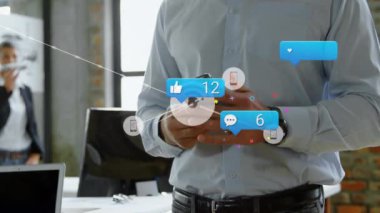 Akıllı adam kullanılarak melez bir adamın orta kesimindeki bağlantıların ve sosyal medya tepkilerinin animasyonu. Ağ, bağlantılar, sosyal medya ve teknoloji konsepti dijital olarak oluşturulmuş video.