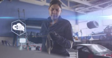 Kafkas kadın teknisyen üzerine altıgenler halinde teknoloji simgelerinin animasyonu. Otomobil atölyesi ve teknoloji konsepti dijital olarak üretilen video.