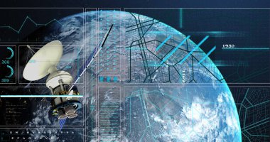 Küredeki uydu görüntüsü ve mavi arkaplanda veri işleme. Küresel bağlantılar ve veri işleme kavramı dijital olarak oluşturulmuş resim.
