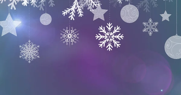 Menekşe Arkaplanda Kar Taneleri Takılar Noel Kış Gelenek Kavramı Dijital — Stok fotoğraf