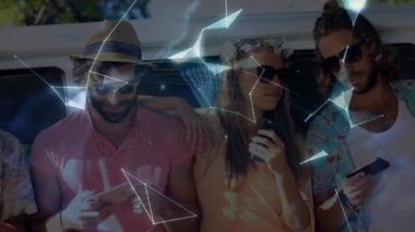 Teknolojiyi kullanan farklı insanların veri işleme ve küresinin animasyonu. Küresel iş ve dijital arayüz kavramı dijital olarak oluşturulmuş video.