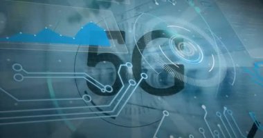 Sunucu üzerinden 5G metin, dürbün taraması ve veri işleme animasyonu. Dijital olarak oluşturulmuş küresel bağlantılar, veri işleme ve dijital arayüz kavramı.