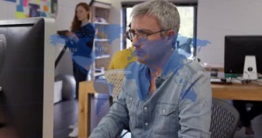 Ofisteki bilgisayarı kullanarak Kafkasyalı üst düzey yöneticilere karşı dünya haritasında numaraların animasyonu. İş verileri ve analitik teknoloji kavramı