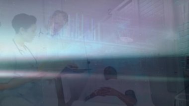 Çeşitli doktor ve hastaların veri işleme ve ışık izlerinin animasyonu. Küresel tıp, sağlık ve dijital arayüz kavramı dijital olarak üretilen video.