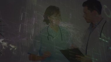 Çeşitli doktorlar üzerinde dünya haritasıyla veri işleme animasyonu. Küresel tıp, sağlık ve dijital arayüz kavramı dijital olarak üretilen video.