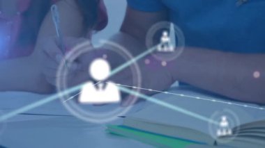 Çeşitli öğrencilerin yazıları üzerindeki bağlantı ağının animasyonu. Küresel eğitim ve dijital arayüz kavramı dijital olarak oluşturulmuş video.