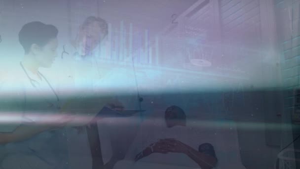 Animering Databehandling Och Ljusspår Över Olika Läkare Och Patienter Global — Stockvideo