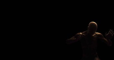 Karanlık odada başı ağrıyan, sıkıntılı, üstsüz, kel birinin görüntüsü. Korku, korku ve acı konsepti dijital olarak oluşturulmuş görüntü.