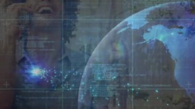 Akıllı telefondan konuşan melez bir adamın veri işleme animasyonu. Küresel iş ve dijital arayüz kavramı dijital olarak oluşturulmuş video.