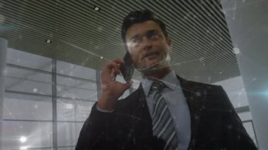 Kafkas iş adamının akıllı telefondan konuştuğu ağ bağlantılarının animasyonu. Küresel iş ve dijital arayüz kavramı dijital olarak oluşturulmuş video.