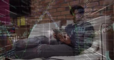 Ofisteki dijital tablet kullanılarak Kafkas yaşlılara karşı finansal veri işleme animasyonu. Küresel finans ve iş teknolojisi kavramı