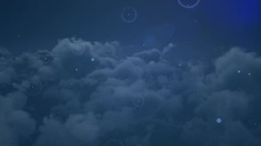 Bağlantı ağının animasyonu gökyüzündeki bulutların üzerinde bir ışık lekesi. Küresel ağ ve iş teknolojisi kavramı