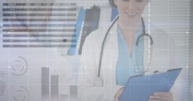 Kafkasyalı kadın doktorun hastayla konuşması üzerine finansal verilerin ve grafiklerin animasyonu. Dijital olarak üretilen tıp ve finans konsepti.