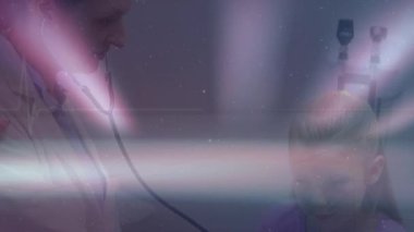 Çeşitli doktor ve hastaların veri işleme ve ışık izlerinin animasyonu. Küresel tıp, sağlık ve dijital arayüz kavramı dijital olarak üretilen video.