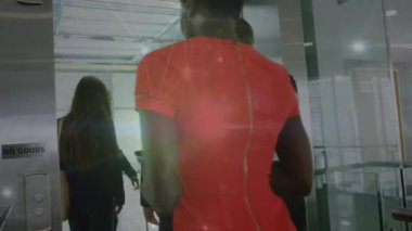 Yürüyen çeşitli iş adamları üzerindeki bağlantı ağının animasyonu. Küresel iş ve dijital arayüz kavramı dijital olarak oluşturulmuş video.