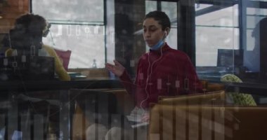 İstatistiksel veri işleme animasyonunda çift ırklı bir kadının ofiste dizüstü bilgisayarla yaptığı konuşma görülüyor. Küresel ağ ve iş teknolojisi kavramı