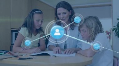 Kafkas kardeşlerin evde annelerinden öğrendikleri bir ağ üzerinden bağlantı animasyonu. Küresel eğitim ve dijital arayüz kavramı dijital olarak oluşturulmuş video.