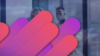 Renk simgeleri belirdi ve dijital hareketli hatlar oluşturdu. Meslektaşları cep telefonuyla, binalarla tartıştı. Çok ırklı. Hologram, dijital kompozit, çoklu pozlama, covid, business, takım çalışması, teknoloji, şehir.