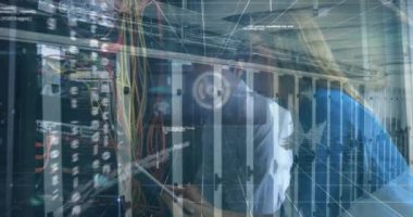 Verilerle dijital ekranın animasyonu ve beyaz insanların sunuculardan kabloları kontrol etmesi. Ağ, veri işleme ve teknoloji konsepti dijital olarak oluşturuldu.